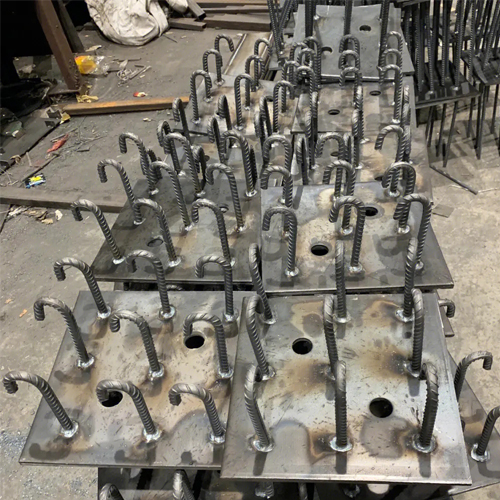 图纸中如何确定和田预埋件的位置？