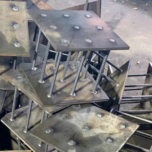 在确定和田预埋件位置时，需要考虑以下几点