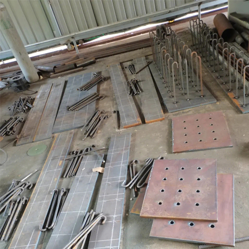 有哪些其他因素会影响和田预埋件位置的确定？